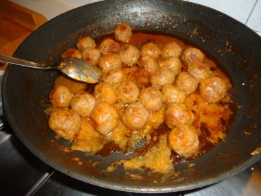 Meatballs flavored with cinnamon